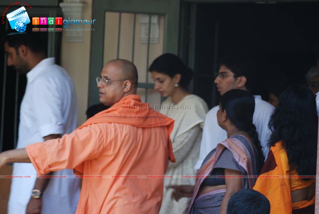 Aishwarya-Abhishek at Durga Pooja Event hd photo